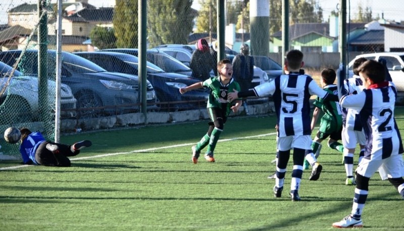 Se juega en tres canchas de la ciudad.