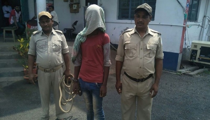 Foto del detenido acusado de haber violado y prendido fuego a una joven de 17 años en India. (AFP)