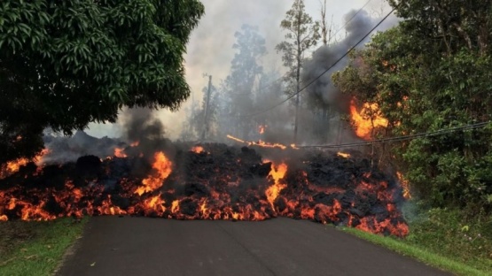 Fotos y videos: la lava del volcán Kilauea arrasa con todo
