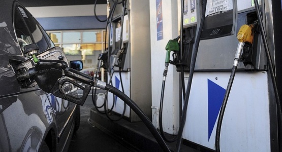 Buscan frenar el impacto de la suba del dólar en el precio del combustible