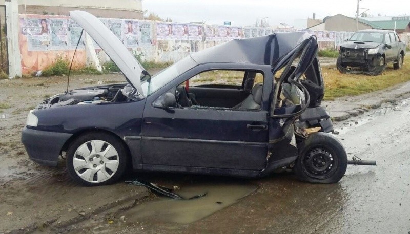 En primer plano el Gol, atrás la Hilux (C.R)