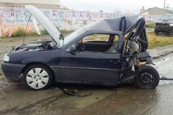 En primer plano el Gol, atrás la Hilux (C.R)