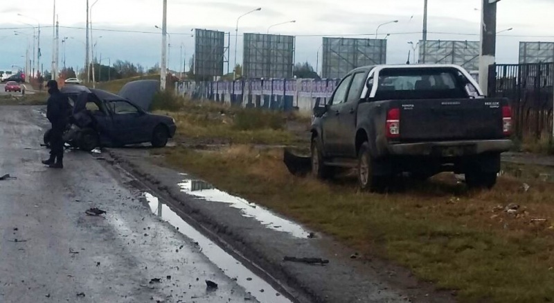 En primer plano el Gol, atrás la Hilux (C.R)