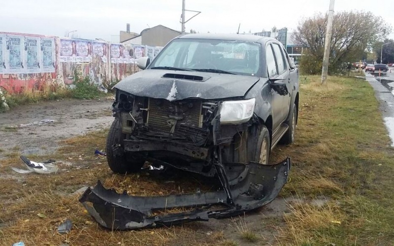 En primer plano el Gol, atrás la Hilux (C.R)