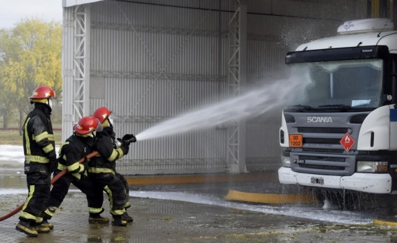 Bomberos durante el simulacro.