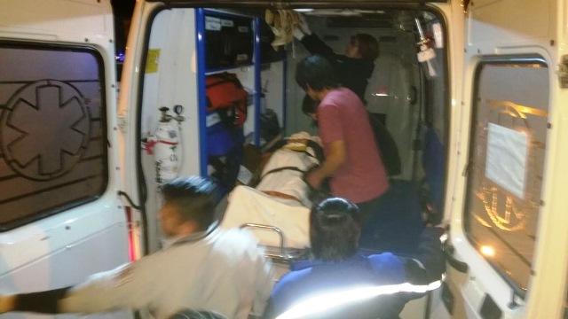 Momento en que suben a los heridos a la ambulancia. (Foto: C.G.)