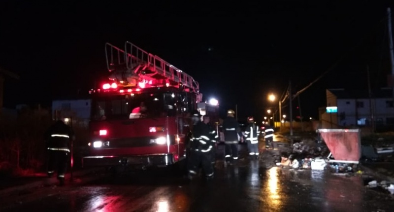 Personal de bomberos en el lugar. (C.G)