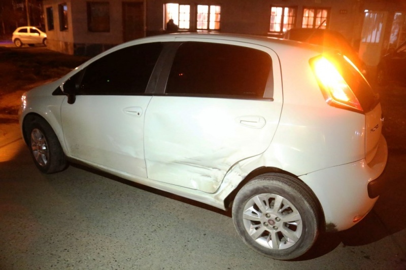 Estado en que terminó uno de los rodados en el choque de calle Vélez Sarsfield. (C.G.)