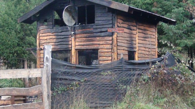 La casa terminó destruida tras el incendio. 