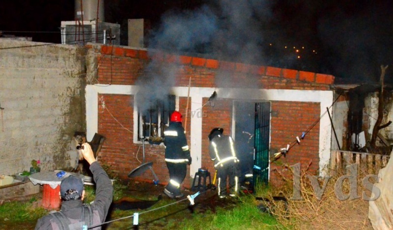 Fue ardua la labor de los bomberos en Caleta Olivia. (Foto: La Vanguardia del Sur)