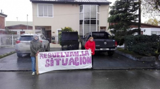 Trabajadores de Axion protestaron frente a la casa de Lázaro Báez