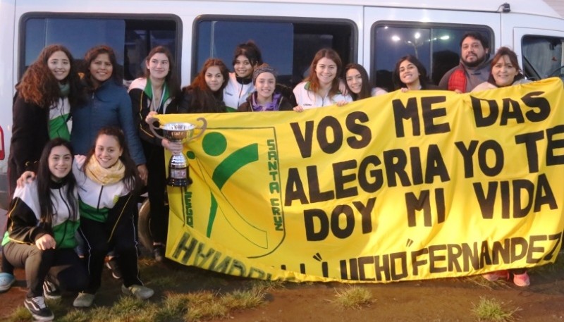 Flavio Sosa y las chicas a la llegada en Río Gallegos.