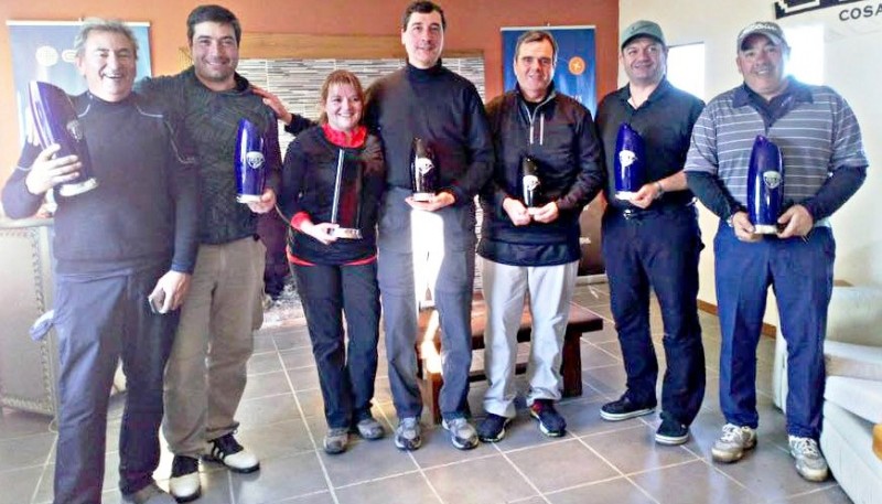 Los mejores del torneo fueron distinguidos y éstos mostraron sus premios. 