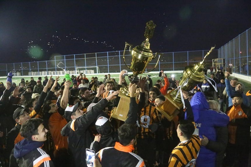 El Prócer levantó la Copa. (C.G)