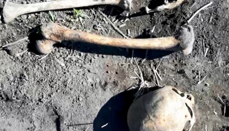 En en pueblo ruso de Luzino, un hombre desenterró accidentalmente los restos del exmarido de su esposa (omsk.kp.ru).