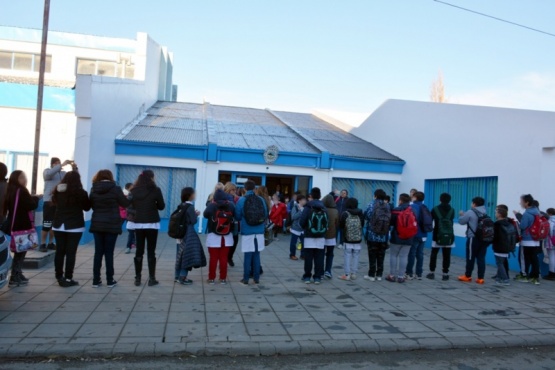 Abrazo simbólico contra el cierre de cursos