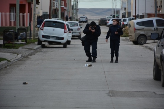 Peritos de la División Criminalística toman fotografías de los casquillos que quedaron dispersos en la calle. (Fotos: C.R.) 