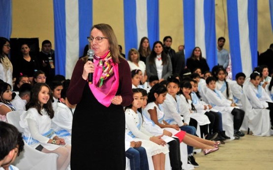 Alicia encabezó el acto de promesa a la bandera