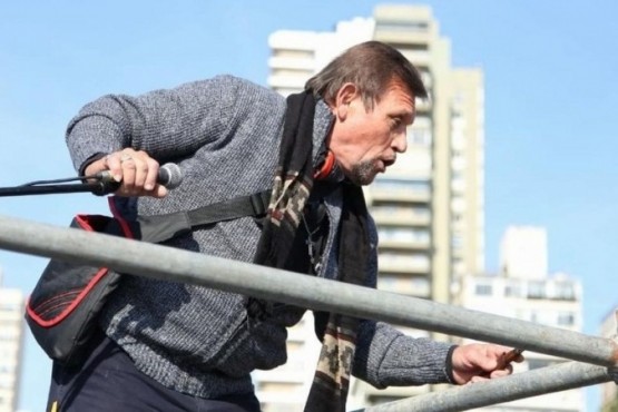 Un hombre con un cuchillo se subió al palco de los festejos por el Día de la Bandera