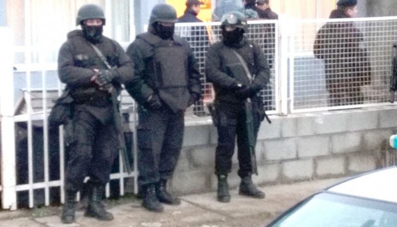 El Cuerpo de Infantería custodió una de las casas allanadas. (Foto: C.G.)