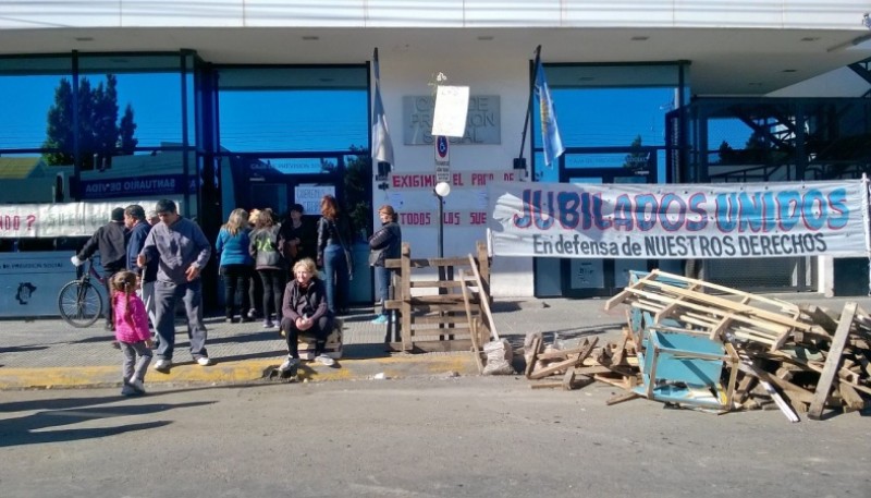 Las jubilaciones, un debate siempre abierto en Santa Cruz. (Archivo).