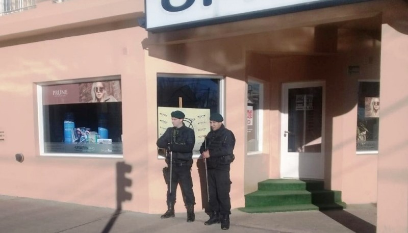 Personal policial custodió el edificio del gremio ubicado en Alcorta al 100.