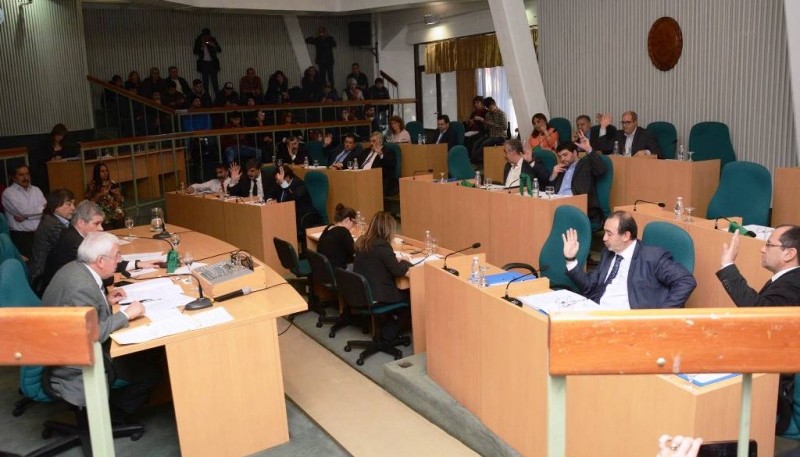 Sólo siete diputados varones y el Vicegobernador tomaron el pañuelo verde