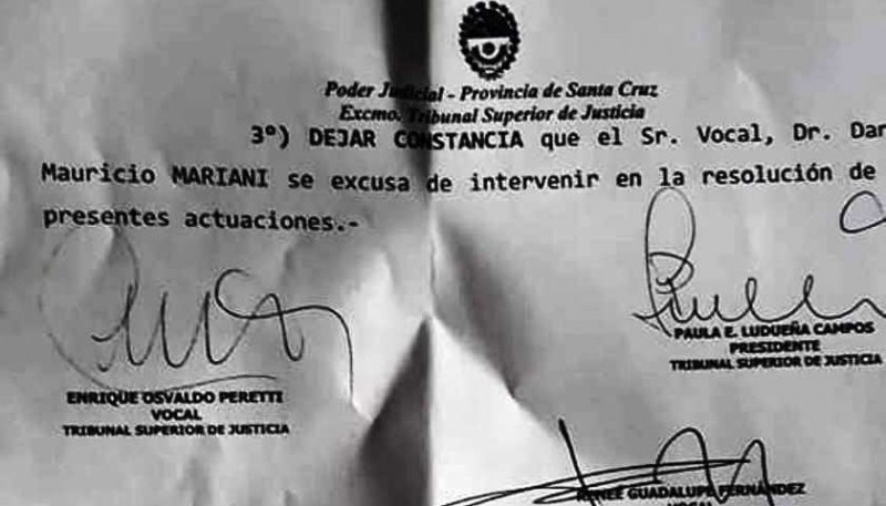 La resolución en la que se excusó Mariani lleva las firmas de Peretti, Ludueña y Fernández 