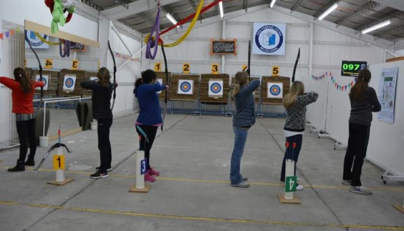 Las chicas con el arco en mano para competir.