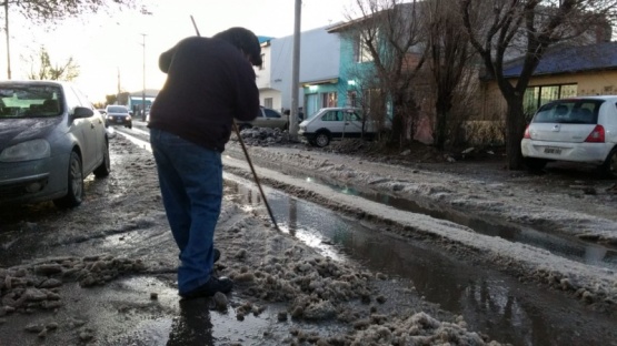 Un vecino se puso a picar el hielo. (C.G)