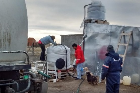 Entregaron agua y víveres en barrio 22 de septiembre