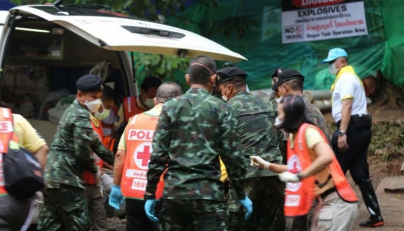 Los equipos de rescate lograron liberar ya a cinco chicos. FOTO: AFP