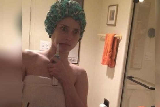 Se sacó selfie tras bañarse, la publicó y se hizo viral por un llamativo detalle
