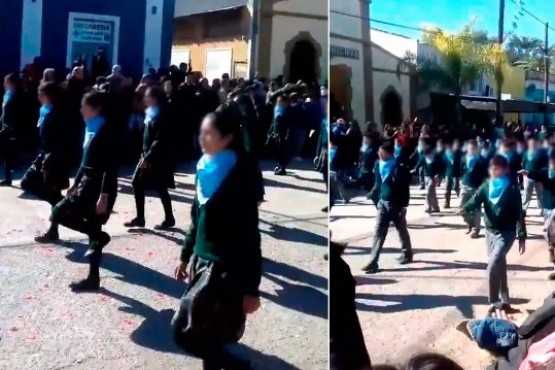 Alumnos de una escuela marcharon como militares con el pañuelo contra el aborto