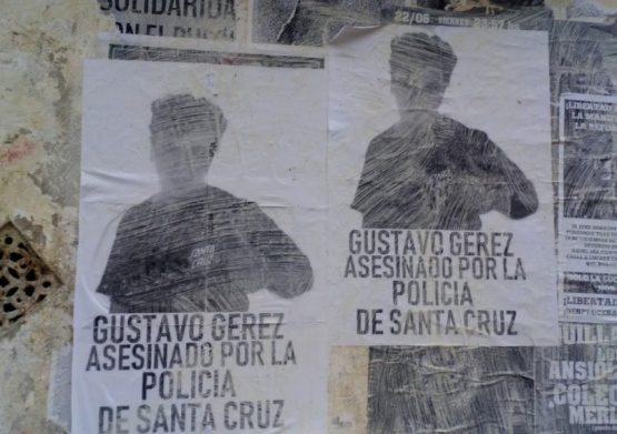 Afiches pegados en Río Gallegos. 