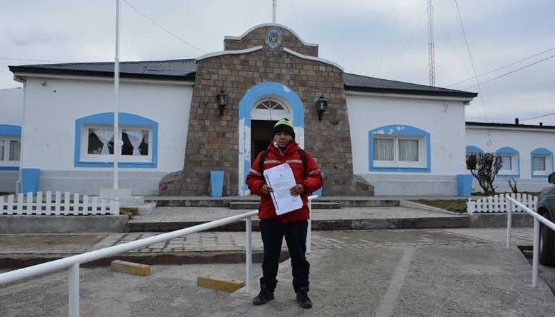 Narváez en la puerta del Ministerio de Desarrollo Social, a la espera de una respuesta. (C.R.)