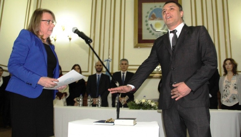 Momento de la jura en Salón Blanco de Casa de Gobierno. 