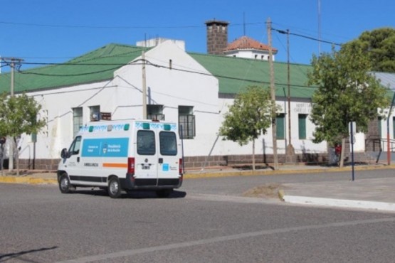 Trasladaban a un paciente en coma al hospital y se les cayó de la camilla