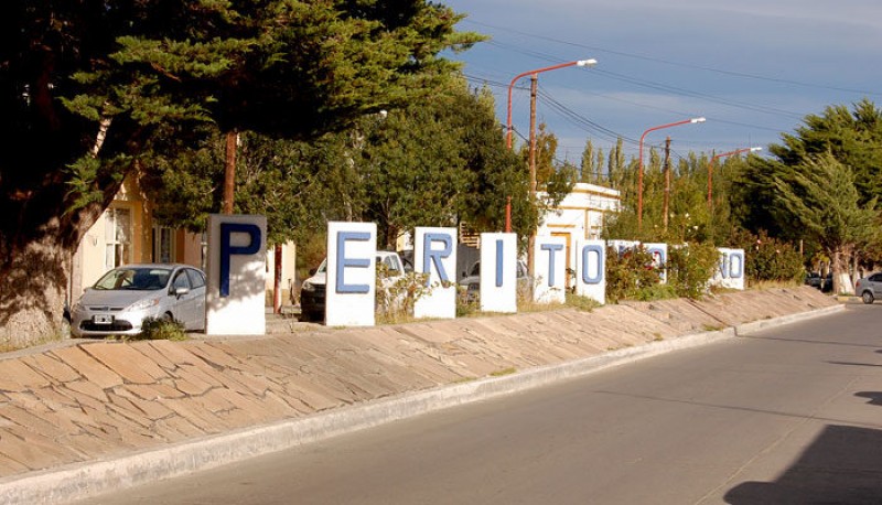 El árbitro terminó tendido en el piso.