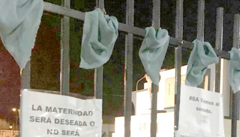 Las Mujeres Autoconvocadas de Puerto Santa Cruz pusieron pañuelos verdes en al mausoleo de un ex Gobernador