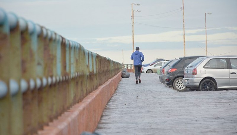 La gente, a pesar del invierno, hace actividad física en Río Gallegos. (C.}R.). 