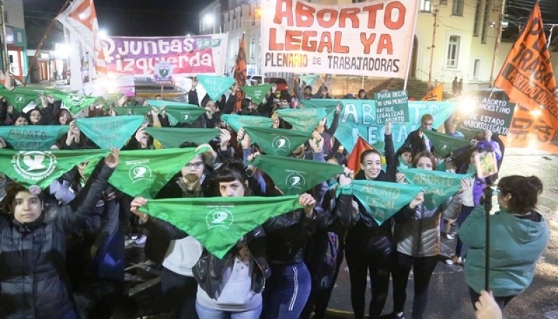 Imagen del primer pañuelazo por el aborto legal en Río Gallegos.