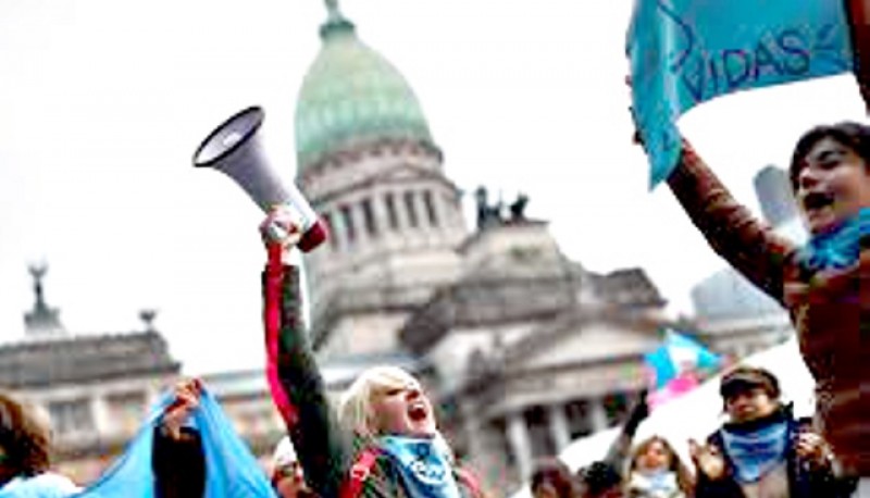 A diputados y senadores “no los votamos por sus íntimas convicciones, los votamos para que nos representen y que mejoren la leyes”.