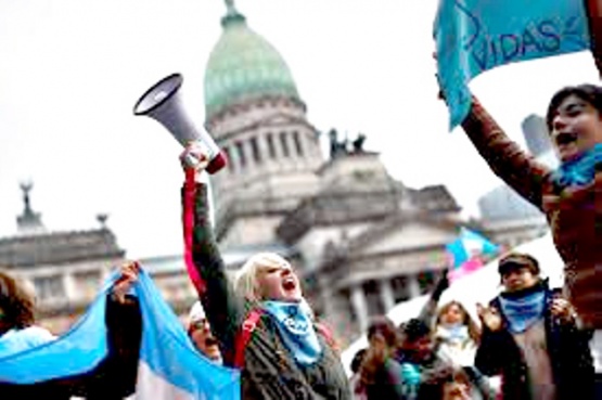 A diputados y senadores “no los votamos por sus íntimas convicciones, los votamos para que nos representen y que mejoren la leyes”.