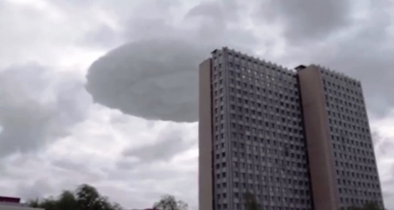 Filmaron una nube con forma de OVNI en Moscú