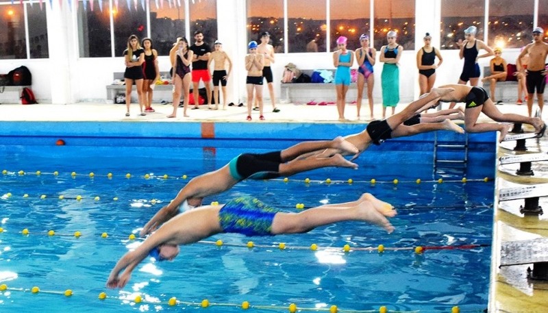 Los nadadores en acción.