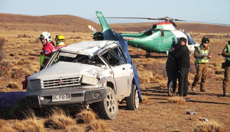 El teniente de la Sección de Investigación de Accidentes de Tránsito (SIAT) de Carabineros, Raúl Carrasco, detalló que el año pasado la cifra de fallecidos en la Región de Magallanes fue de 13, mientras que a esta fecha durante 2018, la cifra de muertos por accidentes de tránsito alcanza los 16. “Doce de los fallecidos son en el sector rural y cuatro en sector urbano durante este año.  De los fallecidos este año, siete son argentinos y nueve chilenos. Lo importante es prevenir estos accidentes, ya que los últimos accidentes se han registrado por la irresponsabilidad de la velocidad, de no estar atento a las condiciones del tránsito y la premura de llegar a destino”. El oficial agregó que fueron 1305 accidentes de tránsito durante 2017 en toda la Región de Magallanes, mientras que en la actualidad, van 744 accidentes de tránsito en todas las provincias. “Dentro de las características de los accidentes con resultados fatales, podemos establecer que 12 de los accidentes con resultado de muerte de este año ocurrieron en el sector rural, que involucra una velocidad que no corresponde, considerando los factores de riesgo que tenemos, como viento, escarcha, nieve. Los factores que están incidiendo últimamente son las condiciones mecánicas de los automóviles. Los conductores no se están preocupando de las condiciones de sus neumáticos, de su sistema de frenos, limpiaparabrisas, detalles básicos que marcan la diferencia de la ocurrencia de estos accidentes con resultado de muerte”.  El alcohol El teniente Carrasco, además, comentó que la presencia de alcohol es determinante en los diferentes accidentes de tránsito, de los cuales este año se han registrado 132 procedimientos por conductores bajo los efectos del alcohol, en comparación con los 177 procedimientos de conductores con alcohol en 2017. “Carabineros ha trabajado en la prevención, por lo tanto, durante este año se registran 132 procedimientos de accidentes de tránsito bajo los efectos del alcohol.  Los conductores que manejan en estado de ebriedad ven disminuida considerablemente la percepción y reacción frente a una situación de emergencia, sobre todo en cruces peligrosos, donde pasan peatones en lugares no habilitados.  Estamos trabajando para que se cumplan y no aumenten las cifras de fallecidos. Hay que llamar a los conductores a ser responsables de los pasajeros que llevan en sus vehículos, quienes pueden ser sus propios familiares, por lo tanto, deben tomar todas las medidas preventivas”. El teniente de la SIAT agregó que los conductores, al cumplir con las diferentes normativas, se evitarán accidentes con resultados mortales. En consecuencia, instó a evitar trasladar a una mayor cantidad de personas de la capacidad que tienen los vehículos, como asimismo, utilizar las medidas de seguridad para los menores de edad. (Fuente y foto: El Pingüino)