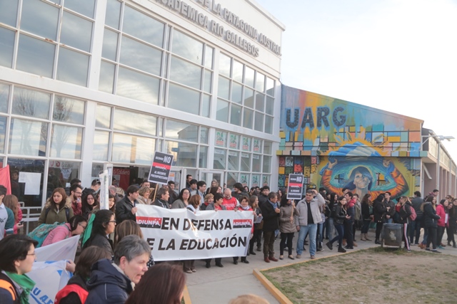 Ayer se realizó el abrazo simbólico en la UNPA. 