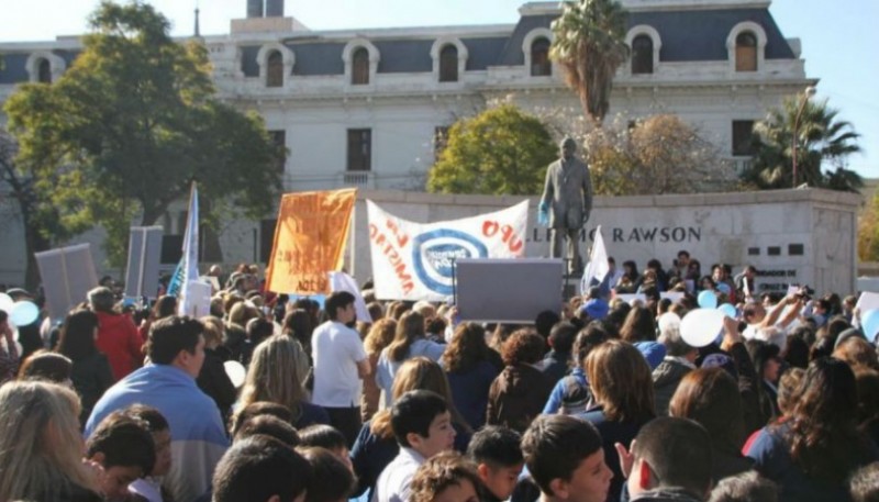 En la puerta del Hospital Rawson, militantes 