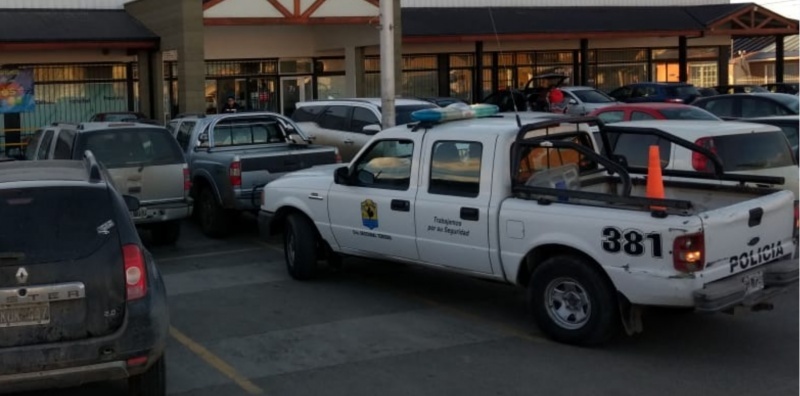 Reforzaron la seguridad en el supermercado. 